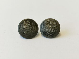 2 Knöpfe für die Feldmütze der Wehrmacht, Durchmesser je 12,5mm, späte- blaue Lackierung