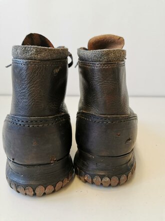 Paar Bergschuhe für Gebirgstruppen der Wehrmacht. Nur ganz leicht getragenes Paar, innen mit Reichsbetriebsnummer. Sohlenlänge 29cm