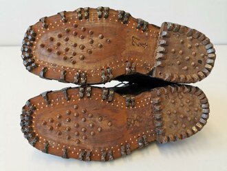 Paar Bergschuhe für Gebirgstruppen der Wehrmacht. Nur ganz leicht getragenes Paar, innen mit Reichsbetriebsnummer. Sohlenlänge 29cm