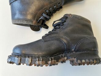 Paar Bergschuhe für Gebirgstruppen der Wehrmacht. Nur ganz leicht getragenes Paar, innen mit Reichsbetriebsnummer. Sohlenlänge 29cm