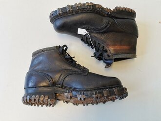 Paar Bergschuhe für Gebirgstruppen der Wehrmacht. Nur ganz leicht getragenes Paar, innen mit Reichsbetriebsnummer. Sohlenlänge 29cm