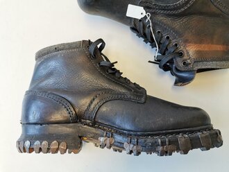 Paar Bergschuhe für Gebirgstruppen der Wehrmacht. Nur ganz leicht getragenes Paar, innen mit Reichsbetriebsnummer. Sohlenlänge 29cm