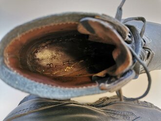 Paar Bergschuhe für Gebirgstruppen der Wehrmacht. Nur ganz leicht getragenes Paar, innen mit Reichsbetriebsnummer. Sohlenlänge 29cm