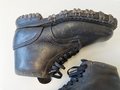 Paar Bergschuhe für Gebirgstruppen der Wehrmacht. Nur ganz leicht getragenes Paar, innen mit Reichsbetriebsnummer. Sohlenlänge 29cm