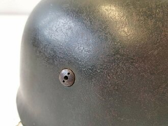 Stahlhelm für Angehörige der Fallschirmjäger. Spätes Modell ohne Adler, In allen Teilen Original, die gegenhalte der Schrauben sehen von innen arg zerkratzt aus, worauf das zurückzuführen ist, kann ich leider nicht sagen