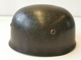 Stahlhelm für Angehörige der Fallschirmjäger. Spätes Modell ohne Adler, In allen Teilen Original, die gegenhalte der Schrauben sehen von innen arg zerkratzt aus, worauf das zurückzuführen ist, kann ich leider nicht sagen