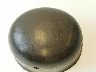 Stahlhelm für Angehörige der Fallschirmjäger. Spätes Modell ohne Adler, In allen Teilen Original, die gegenhalte der Schrauben sehen von innen arg zerkratzt aus, worauf das zurückzuführen ist, kann ich leider nicht sagen