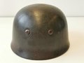 Stahlhelm für Angehörige der Fallschirmjäger. Spätes Modell ohne Adler, In allen Teilen Original, die gegenhalte der Schrauben sehen von innen arg zerkratzt aus, worauf das zurückzuführen ist, kann ich leider nicht sagen