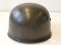 Stahlhelm für Angehörige der Fallschirmjäger. Spätes Modell ohne Adler, In allen Teilen Original, die gegenhalte der Schrauben sehen von innen arg zerkratzt aus, worauf das zurückzuführen ist, kann ich leider nicht sagen