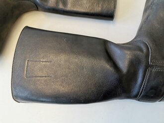 Paar Stiefel für Mannschaften des Heeres, Kammerstücke aus dickem Leder . Vermutlich ungetragenes Paar, die Sohle mit Lagerschäden. Sohlenlänge 29cm