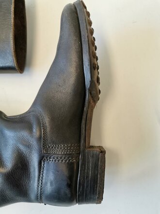 Paar Stiefel für Mannschaften des Heeres, Kammerstücke aus dickem Leder . Vermutlich ungetragenes Paar, die Sohle mit Lagerschäden. Sohlenlänge 29cm