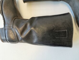 Paar Stiefel für Mannschaften des Heeres, Kammerstücke aus dickem Leder . Vermutlich ungetragenes Paar, die Sohle mit Lagerschäden. Sohlenlänge 29cm