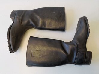 Paar Stiefel für Mannschaften des Heeres, Kammerstücke aus dickem Leder . Vermutlich ungetragenes Paar, die Sohle mit Lagerschäden. Sohlenlänge 29cm