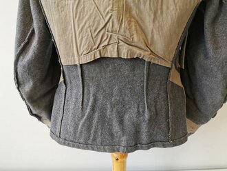 Luftwaffe Fliegerbluse für Angehörige fliegendes Personal oder Fallschirmjäger. Die Kragenspiegel original vernäht, alle weiteren Effekten abgetrennt.