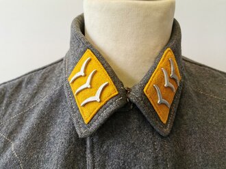 Luftwaffe Fliegerbluse für Angehörige fliegendes Personal oder Fallschirmjäger. Die Kragenspiegel original vernäht, alle weiteren Effekten abgetrennt.