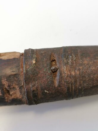 Speerspitze aus Eisen mit Buntmetallauflagen, Alter und Herkunft unbekannt, Länge ohne des rest des Holzes 40cm