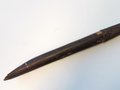 Speerspitze aus Eisen mit Buntmetallauflagen, Alter und Herkunft unbekannt, Länge ohne des rest des Holzes 40cm