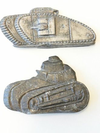 1. Weltkrieg Kinderspielzeug, 2 Tanks aus Blei, Höhe jeweils 3,5 und 4,5cm