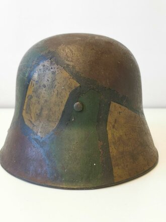 1.Weltkrieg Stahlhelm Modell 1916. Originale Tarnlackierung, Hersteller W66 für Herm. Weissenburger & Co., Stuttgart-Cannstatt