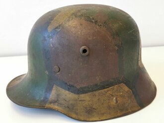 1.Weltkrieg Stahlhelm Modell 1916. Originale Tarnlackierung, Hersteller W66 für Herm. Weissenburger & Co., Stuttgart-Cannstatt