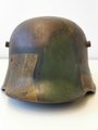 1.Weltkrieg Stahlhelm Modell 1916. Originale Tarnlackierung, Hersteller W66 für Herm. Weissenburger & Co., Stuttgart-Cannstatt