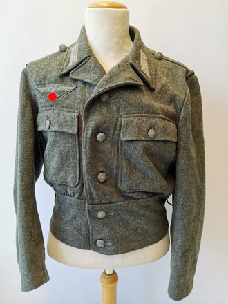 Heer, Feldbluse Modell 1944, Getragenes Kammerstück in gutem Zustand, die Effekten original vernäht