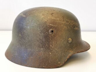 Stahlhelm Modell 1935 der Wehrmacht. Zusammengehöriges Stück mit originaler Tarnlackierung in gutem Zustand