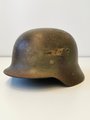 Stahlhelm Modell 1935 der Wehrmacht. Zusammengehöriges Stück mit originaler Tarnlackierung in gutem Zustand