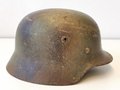 Stahlhelm Modell 1935 der Wehrmacht. Zusammengehöriges Stück mit originaler Tarnlackierung in gutem Zustand