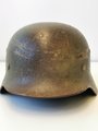 Stahlhelm Modell 1935 der Wehrmacht. Zusammengehöriges Stück mit originaler Tarnlackierung in gutem Zustand