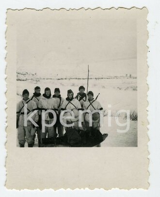 Gruppenaufnahme von Heeressoldaten Wintertarnuniform mit rückseitiger Widmung, Maße 6 x 8 cm