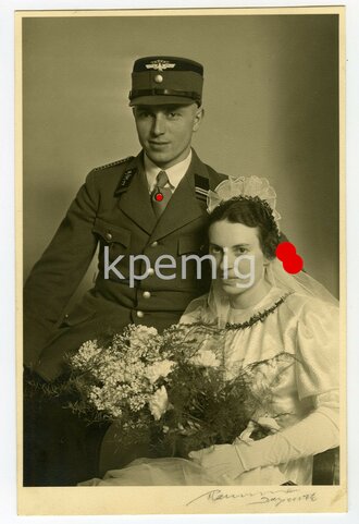 Studioaufnahme eines NSKK-Offizier mit Braut, Maße 9 x 15cm