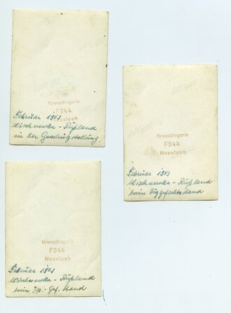 3 Aufnahmen von Wehrmachtsangehörigen in Wintertarnbekleidung und Sonderdienstgradabzeichen, Maße 6 x 9 cm