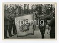 Aufnahme eines Generals bei der Fahnenweihe, frühe Wehrmacht, Maße 5 x 8cm