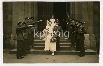 DLV-Angehöriger mit Kameraden und Braut, etliche Auszeichnungen, Maße 8 x 12cm