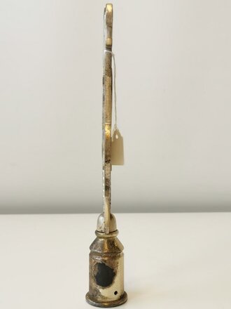 Fahnenspitze eines Sängerbundes aus der Zeit des III.Reiches. Leicht angelaufenes Stück in sehr gutem Zustand, das Hakenkreuz schwarz lackiert. Gesamthöhe 26cm