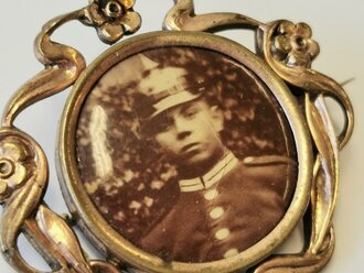 Kaiserreich, Brosche mit Darstellung eines Soldaten mit Pickelhaube, Breite 37mm