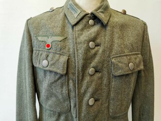 Heer, Feldbluse Modell 1943. Getragenes Kammerstück in gutem Zustand, die Effekten original vernäht