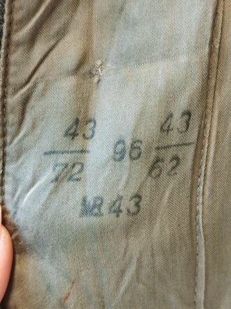 Heer, Feldbluse Modell 1943. Getragenes Kammerstück in gutem Zustand, die Effekten original vernäht