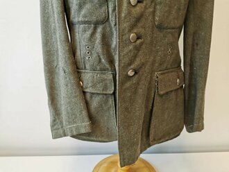 Heer, Feldbluse Modell 1943. Getragenes Kammerstück in gutem Zustand, die Effekten original vernäht