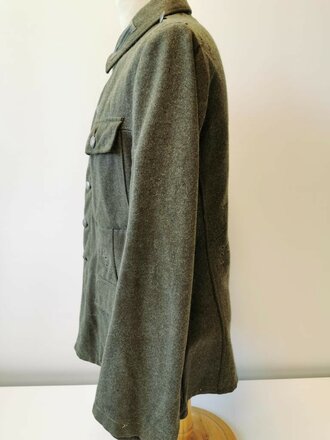 Heer, Feldbluse Modell 1943. Getragenes Kammerstück in gutem Zustand, die Effekten original vernäht