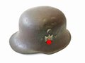 Stahlhelm für eine Kinderuniform, Originallack mit beiden Abzeichen in gutem Zustand