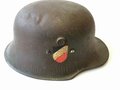 Stahlhelm für eine Kinderuniform, Originallack mit beiden Abzeichen in gutem Zustand