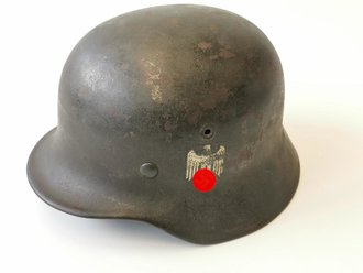 Heer, Stahlhelm Modell 1940. Getragenes, zusammengehöriges Stück in gutem Zustand, das Hakenkreuz vollständig erhalten