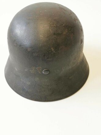 Heer, Stahlhelm Modell 1940. Getragenes, zusammengehöriges Stück in gutem Zustand, das Hakenkreuz vollständig erhalten