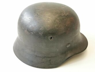 Heer, Stahlhelm Modell 1940. Getragenes, zusammengehöriges Stück in gutem Zustand, das Hakenkreuz vollständig erhalten