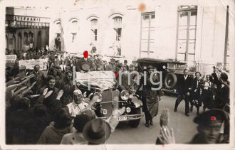 Foto Adolf Hitler im Mercedes stehend Rückseite beschriftet "Baden-Baden", mittig geknickt Maße 9 x 14 cm