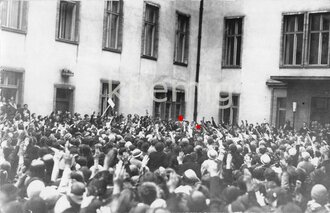 Foto Adolf Hitler in Menschenmenge, Maße 9 x 14 cm