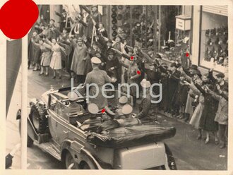 Foto Adolf Hitler im Mercedes stehend - von hinten fotogafiert, Maße 9 x 11 cm