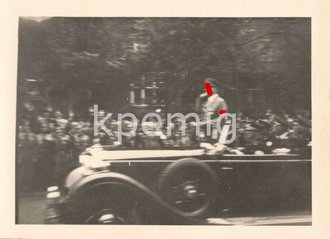 Foto Adolf Hitler im Mercedes stehend - unscharf Maße 6 x 9 cm